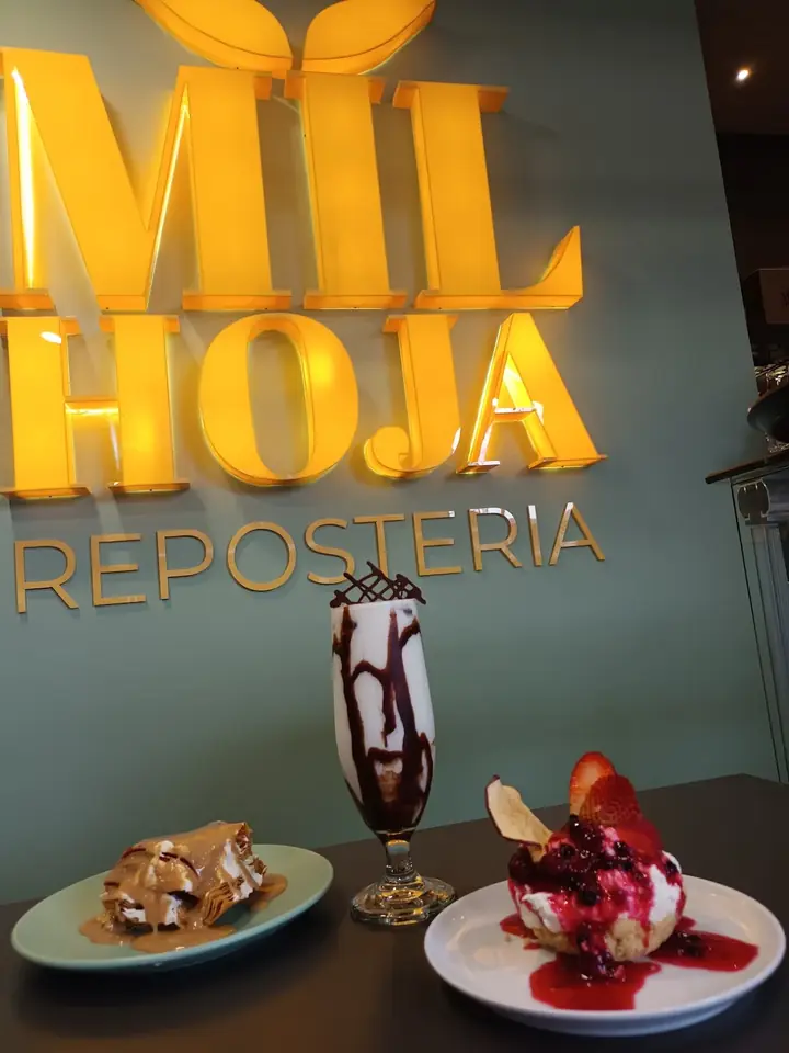 Milhoja de frutos rojos con salsa de mora