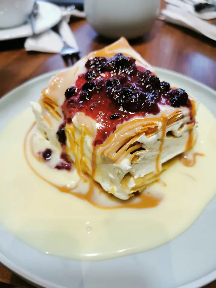 Milhoja de frutos rojos con crema inglesa