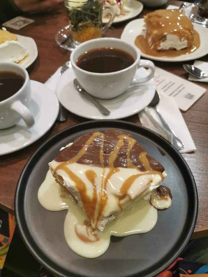 Milhoja con salsa de chocolate y arequipe