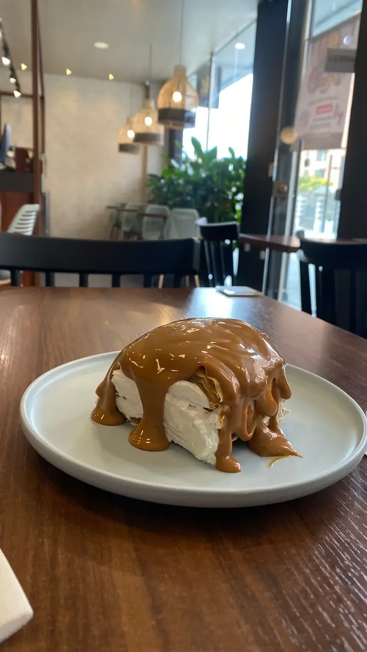 Mesa con milhoja, malteada y postre de frutos rojos